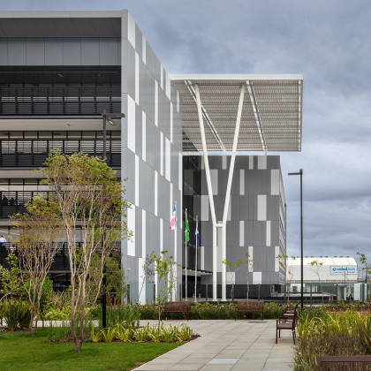 Biselli Katchborian: Edificio de oficinas y anexo en Vila Velha