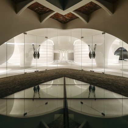 Zaha Hadid Architects: Sala de exposiciones de Marisfrolg en Shenzhen