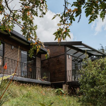 COONVITE Cooperativa de Arquitectura : CASA DE MONTAÑA en Medellín