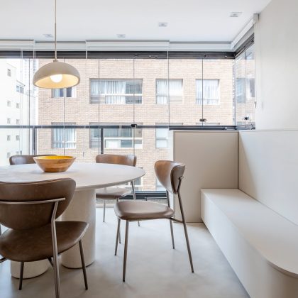 Minimalismo acogedor: una joven transforma un apartamento de 73m² en un hogar funcional y amoroso con un proyecto diseñado por Intu Arquitetura.