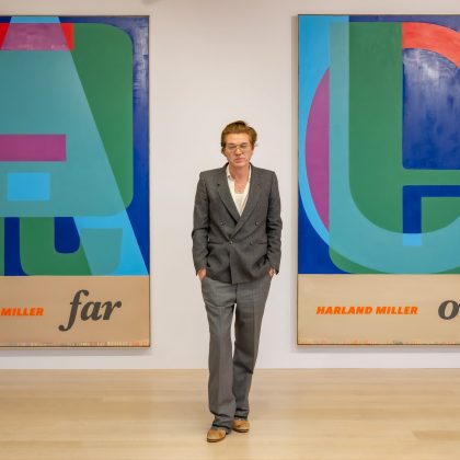 Pinturas monumentales de Harland Miller, se han presentado en una nueva muestra en el Design Museum de Londres